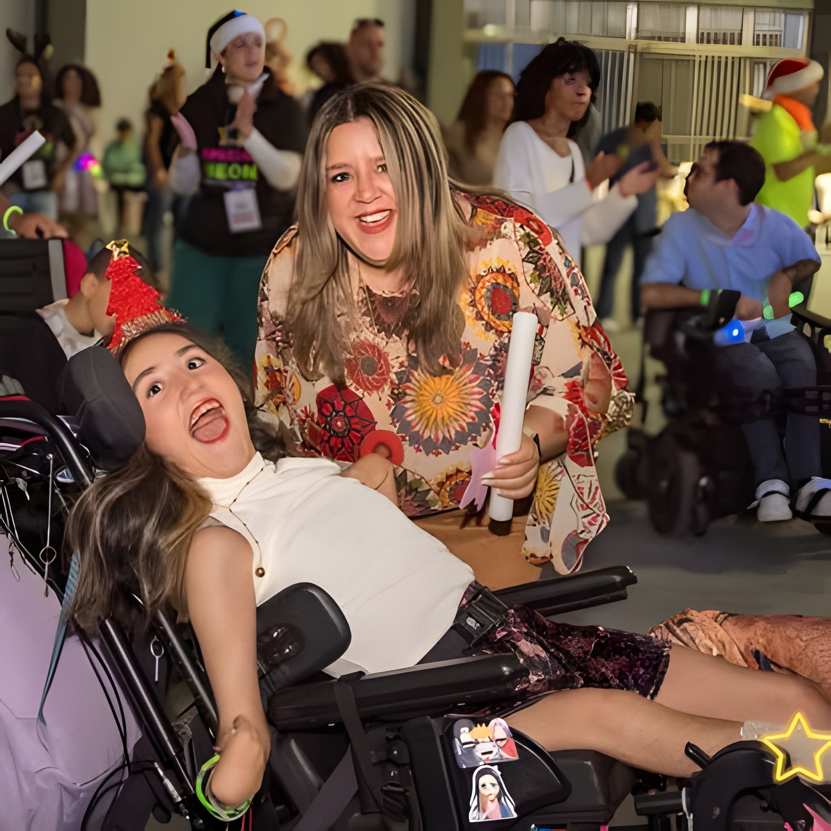 Una invitada en silla de ruedas comparte un momento de alegría