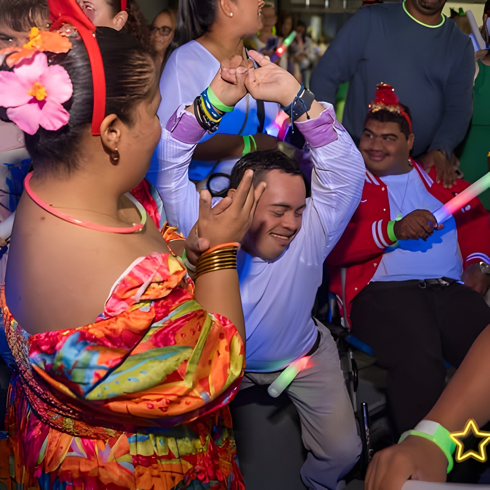 Invitados bailando con palitos de luz